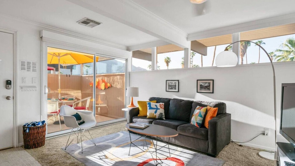Twin Palms Apartment | Retro & funky mid-century mod at Ocotillo Lodge