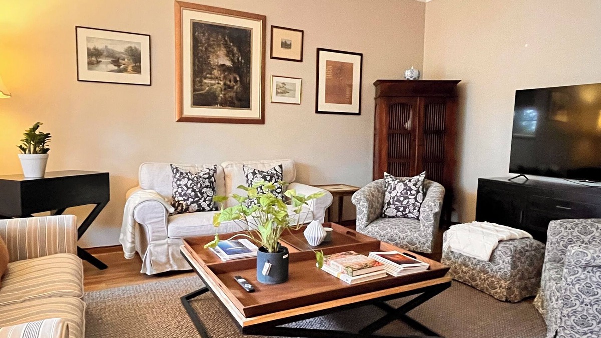 St Peters House | Retro House 3-bedrooms @St Peters. 2km to CBD