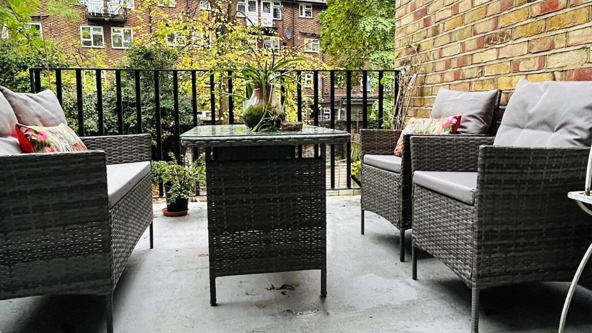 Hammersmith and Fulham Apartment | Retro Kensington Olympia 2 Bed/2 bath Home with green balcony terrace!