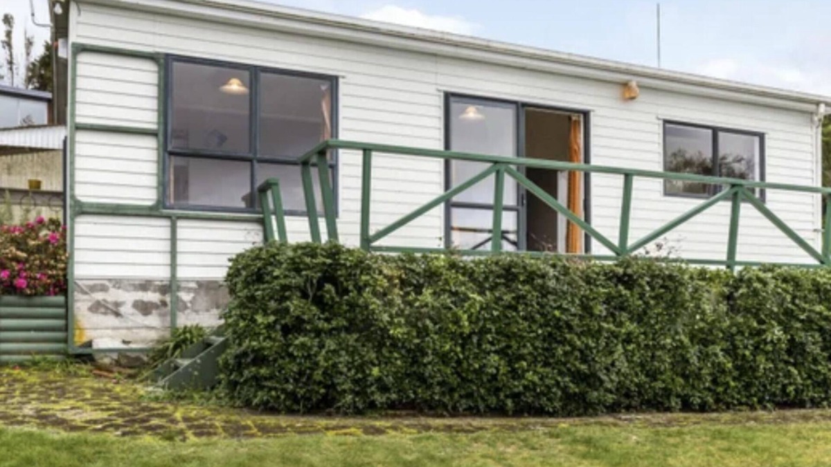 Whareroa Village Cottage | Retro Lakeside Retreat