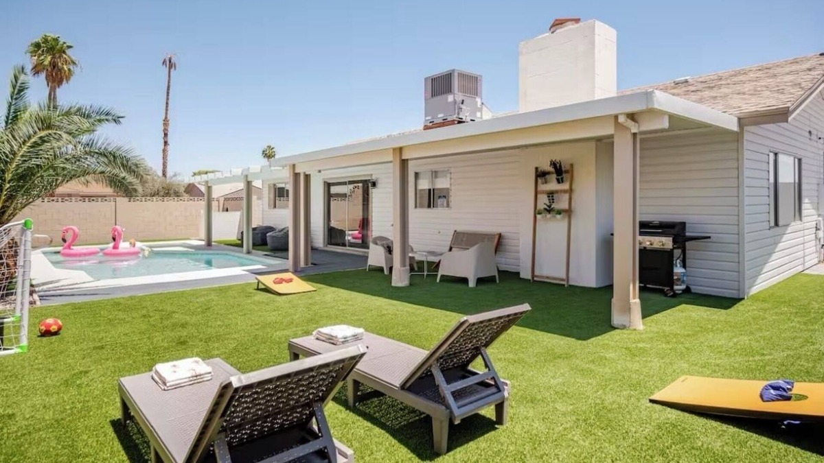 Summerlin House | Retro Modern Oasis Pool Golf
