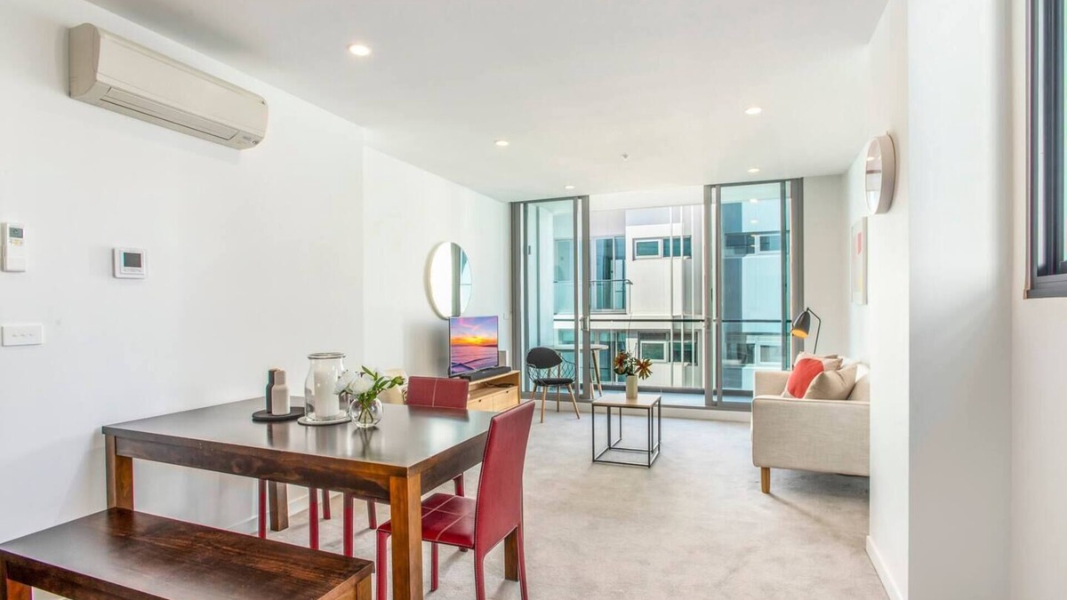 Doncaster Apartment | Retro Modern with Pool near Westfield Doncaster