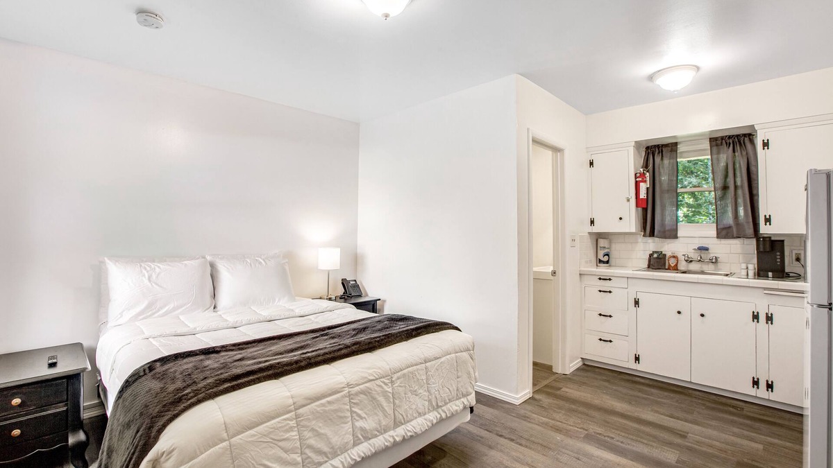 Nahcotta House | Retro motel suite near the bayshore with firepit & WiFi