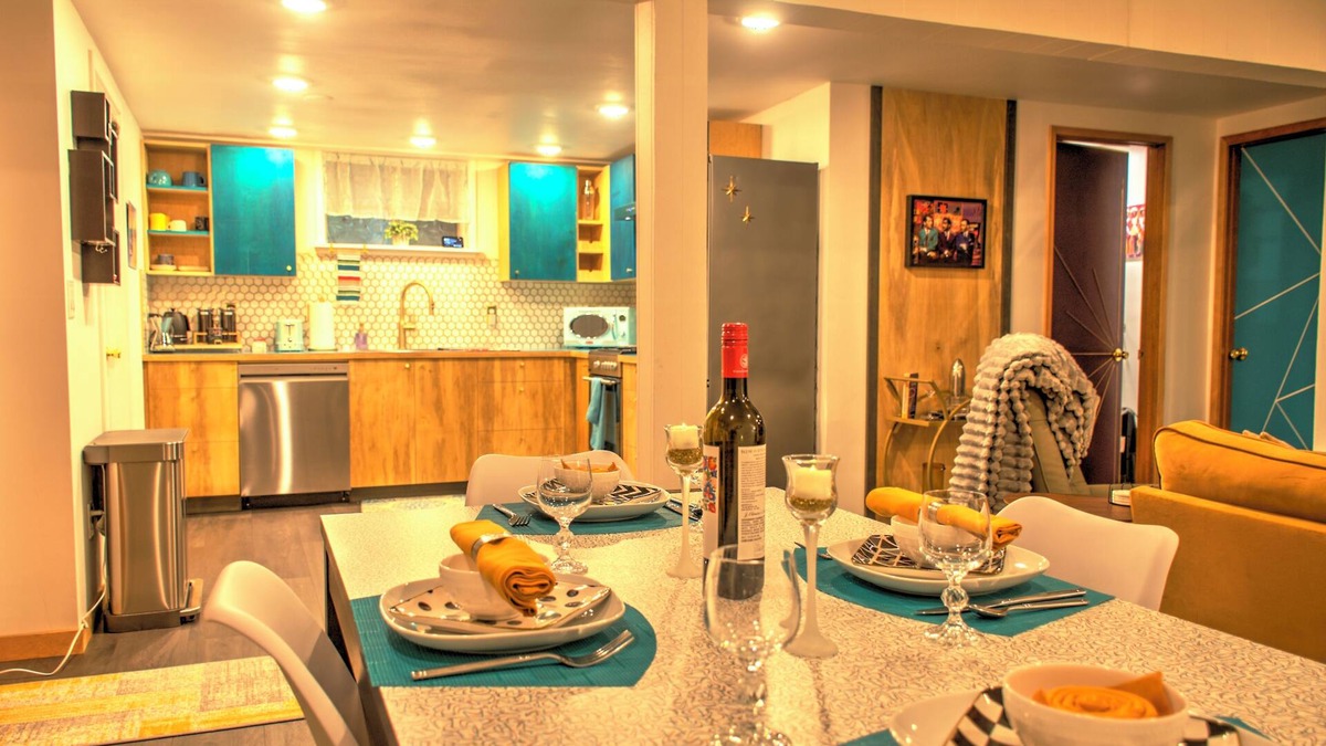 Tumwater House | Retro Retreat 2 King bedroom home, free WiFi in charming Tumwater