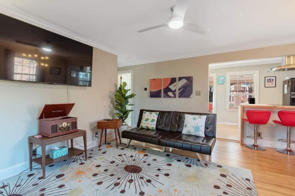 East Raleigh House | Retro Retreat | 2BR + King Bed, Porch & Fire Pit
