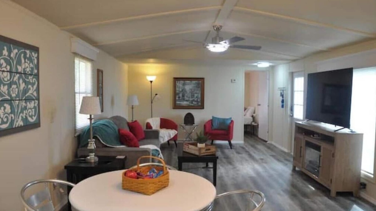 Lebanon House | Retro Retreat