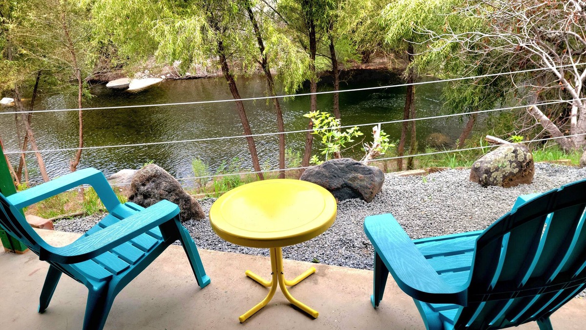 Three Rivers House | Retro River Casita -Waterfront, BBQ, Gameroom, Views 😍, 1 min to Sequoia Gate.
