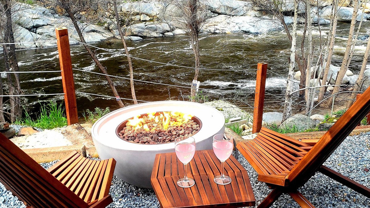 Three Rivers House | Retro River House! Waterfront, Firepitš„, BBQ, Gameroom, 1 min to Sequoia Park.