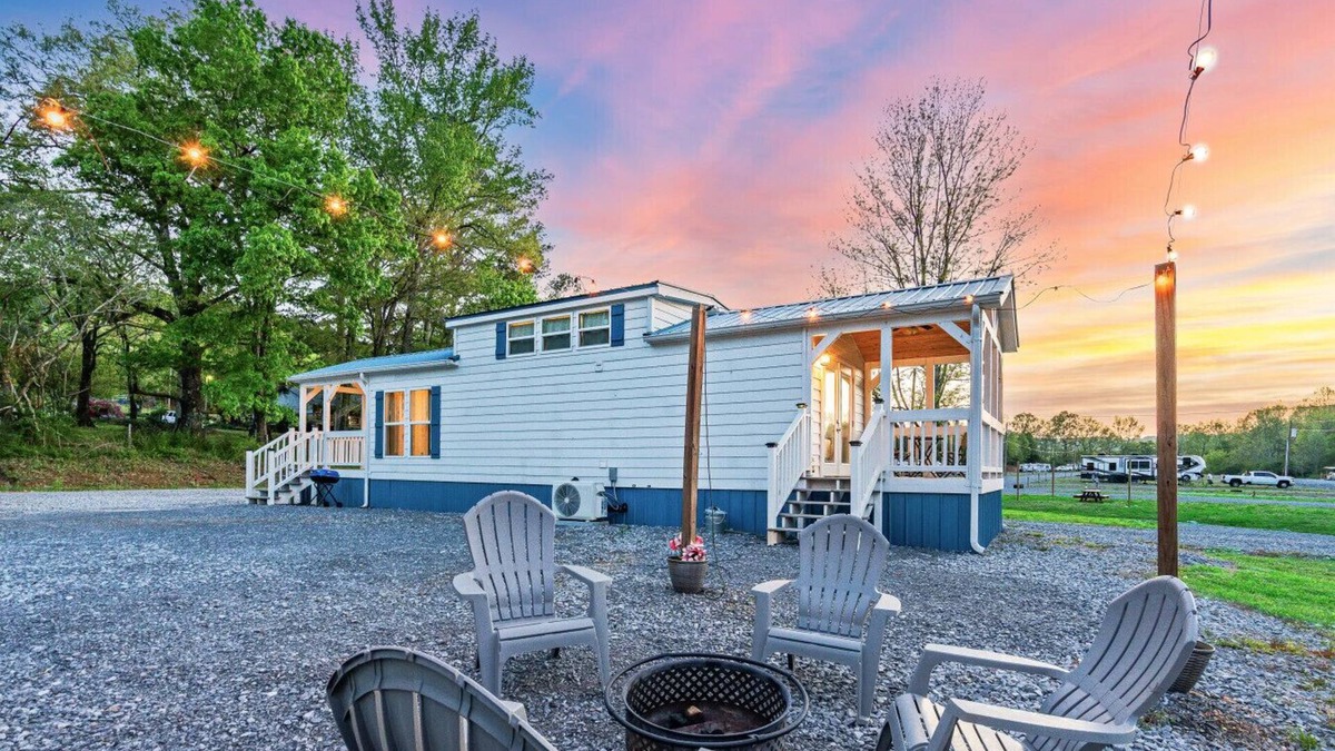 Guntersville Cottage | Retro Themed Tiny House w/Boat Parking + Private Firepit & Minutes to Boat Launches