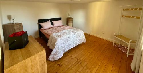 Wolfhagen Apartment | Retro und Gemütlichkeit im Fachwerkhaus - 2 Schlafzimmer, Wohnzimmer, Parkplatz, Balkon