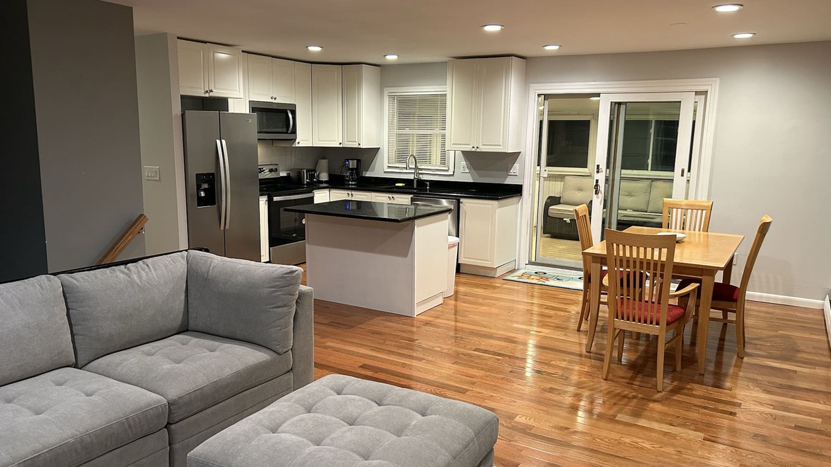 Danbury House | Reunions at Candlewood Lake