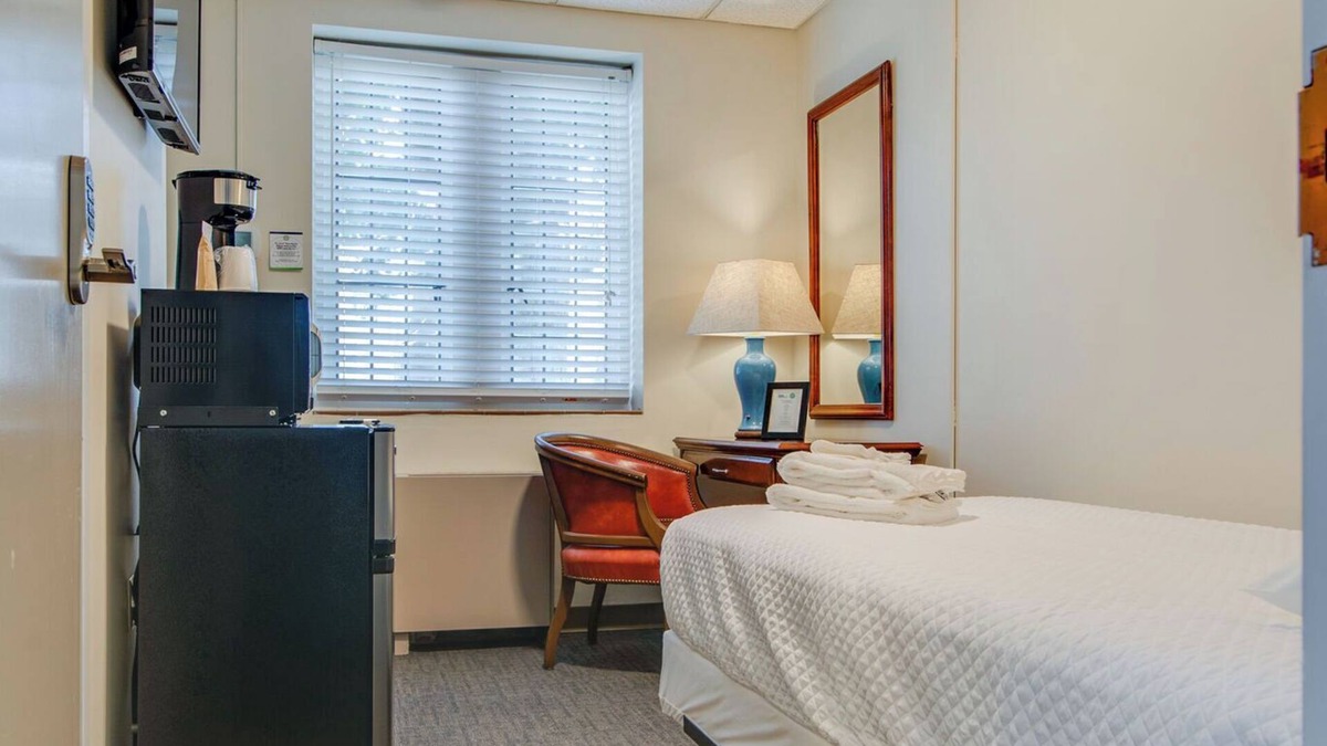 Music Row Hotel | Revamped Dorm Room - GREAT Location!