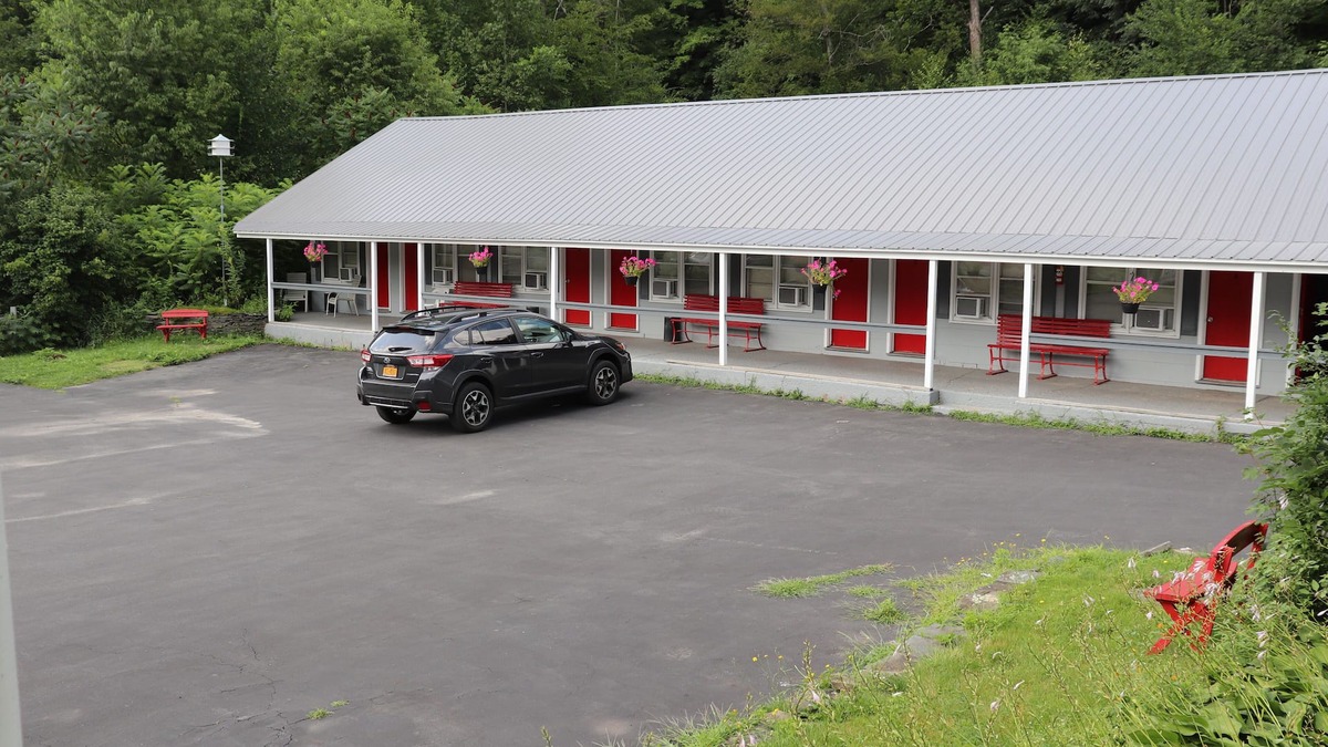 Roscoe Apartment | Reynolds House Inn - Motel Strip - Room 7