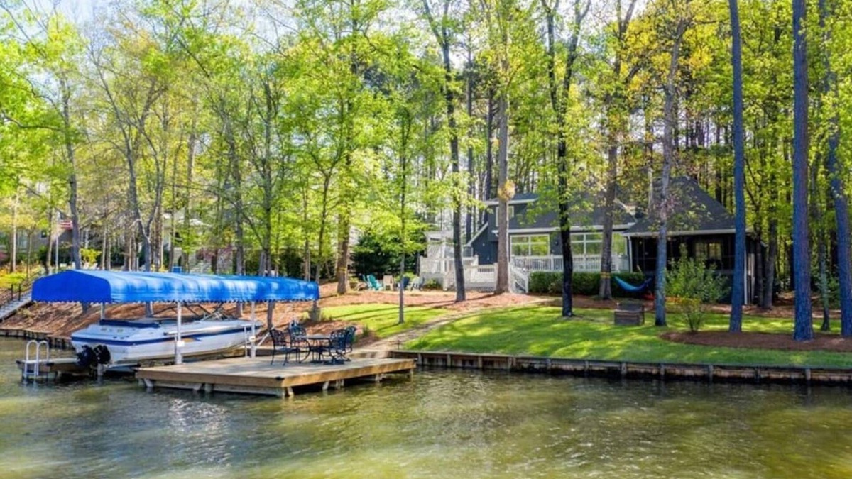 Reynolds Landing House | Reynolds Lakefront & Golfer’s Haven with kayaks and golf.