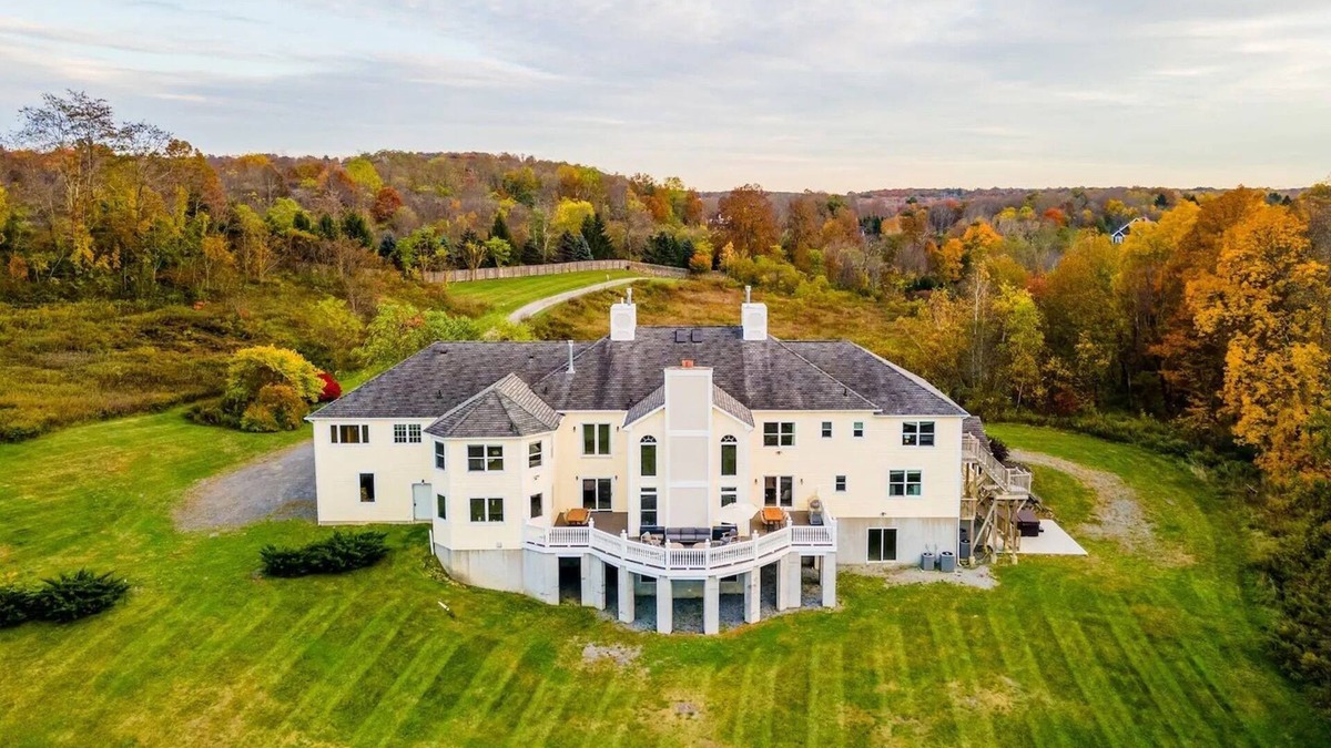 Hyde Park Villa | Rhinebrook Estate - 8 Bed/8Bath (Sleeps 20)