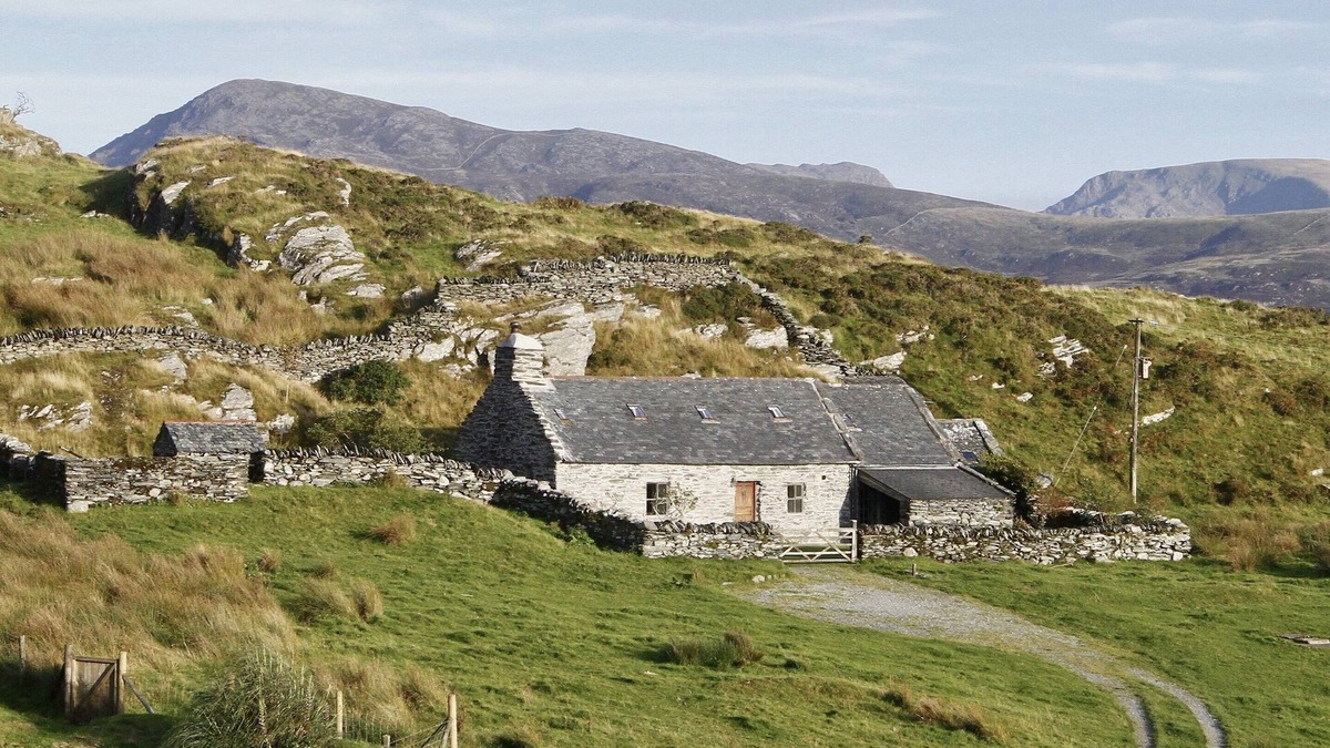 Harlech Cottage | RHYD-YR-EIRIN, spectacular Snowdonia cottage in mountains by the sea