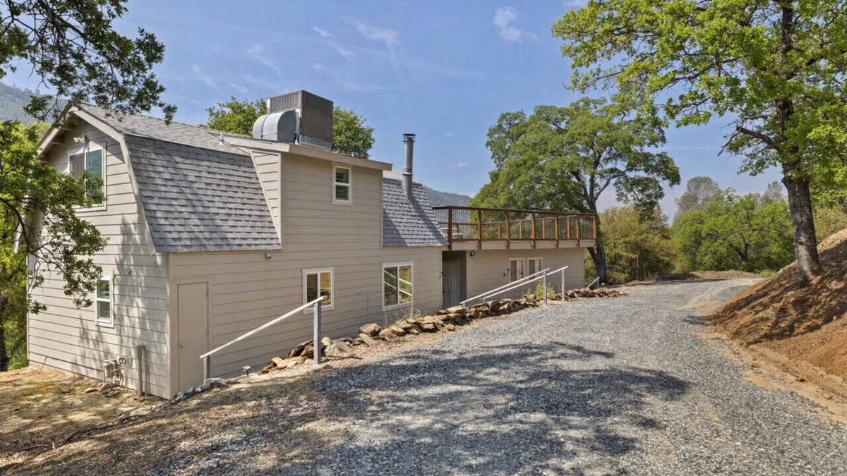 Groveland House | Rick’s Lakehouse Retreat – A Tranquil Getaway by Lake Don Pedro