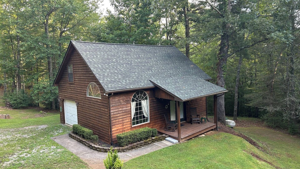 Tallassee Cabin | Ride or Drive the "Tail of the Dragon"-Smoky Mountain Cabin
