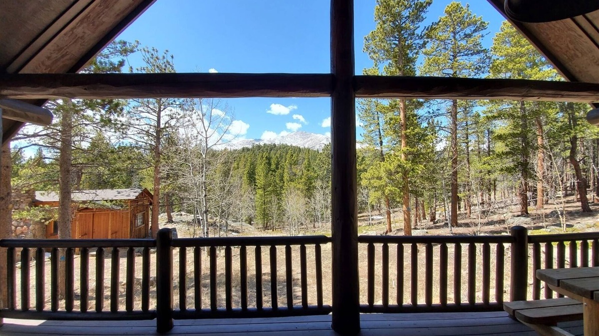 Allenspark House | Ridgeview- Charming two-story house in the heart of Meeker Park!