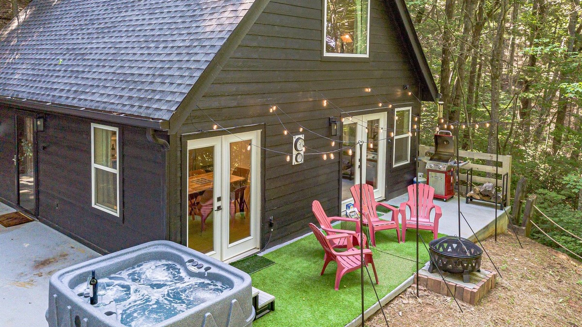 Clarkesville Cabin | Ridgeview Reatreat - Seasonal Mtn View | Hot Tub | Fire Pit and Games