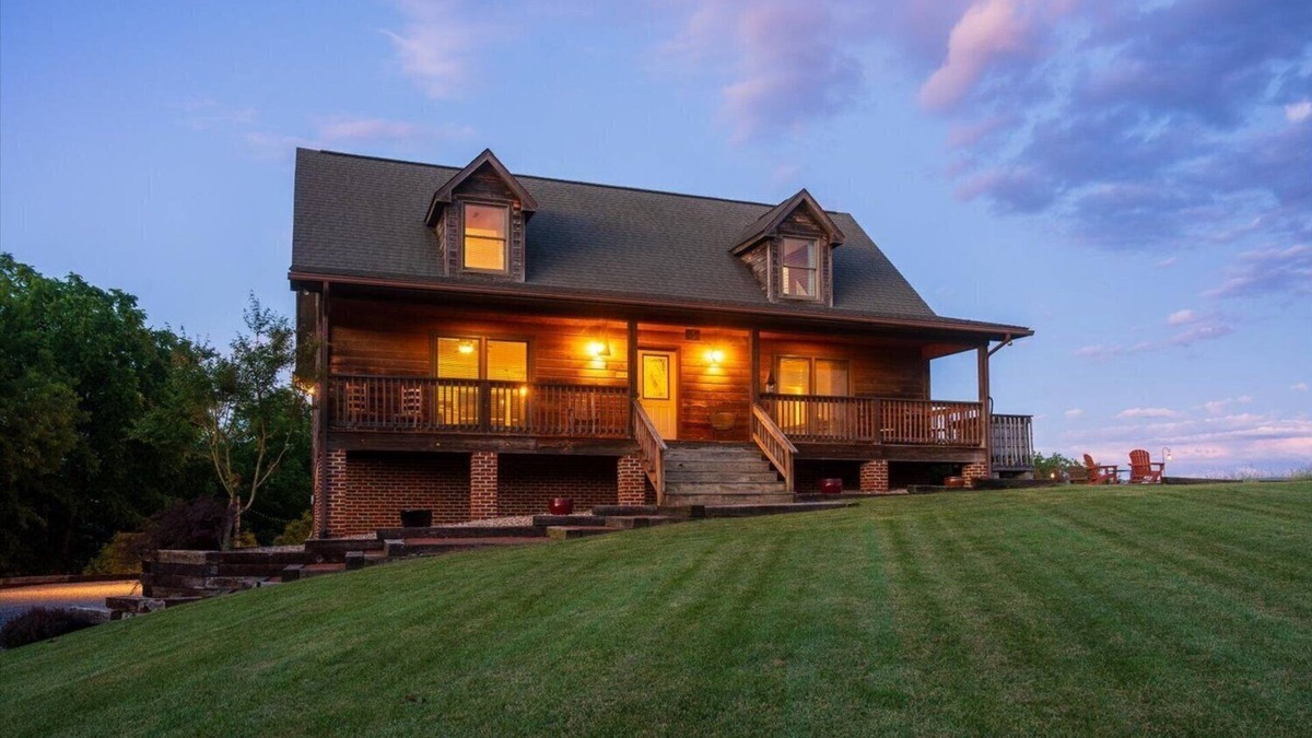 Staunton House | Ridgeview Retreat: Mountain Views and Pet Friendly