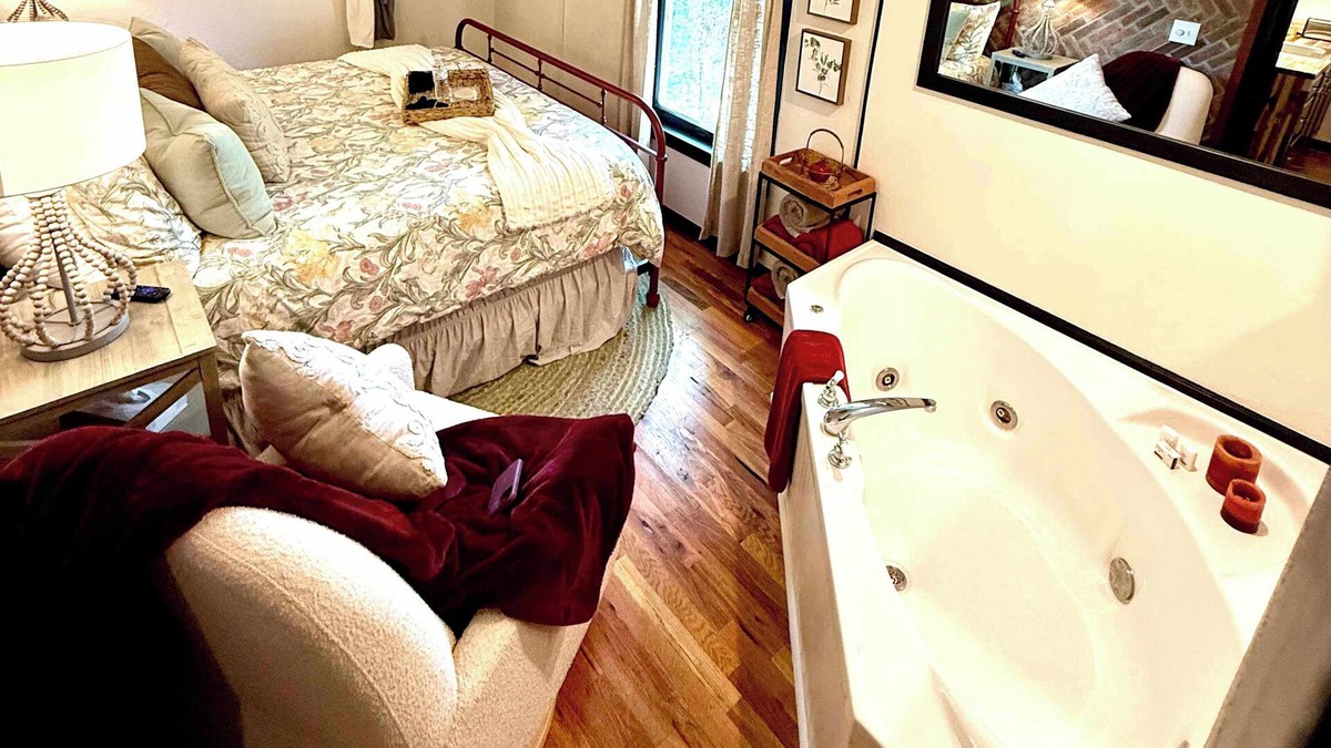 Eureka Springs Historic District Apartment | Ridgeway Bed & Brksfst Suite, Full Kitchen, Slps 4