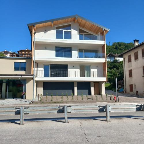 Baselga di Pine Apartment | Riflessi sul lago