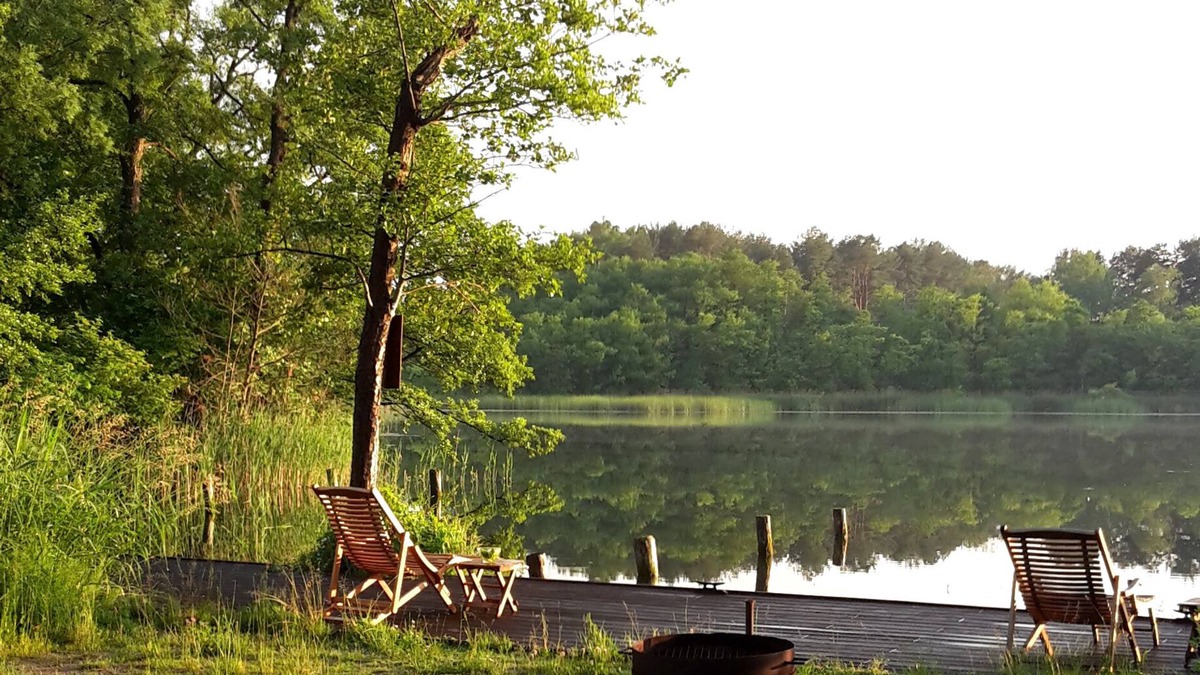 Wesenberg Apartment | Right on the lake - plenty of space for family & friends, modern, terrace, boat rental