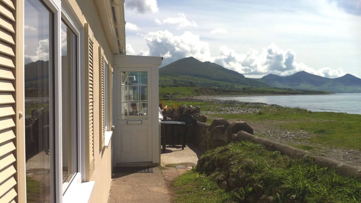 Dinas House | RIGHT ON THE BEACH !