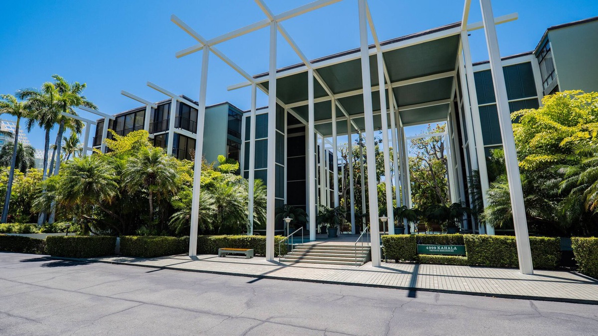 Waialae Iki Condo | Right on the beach near Diamond Head and 4 miles from Waikiki!