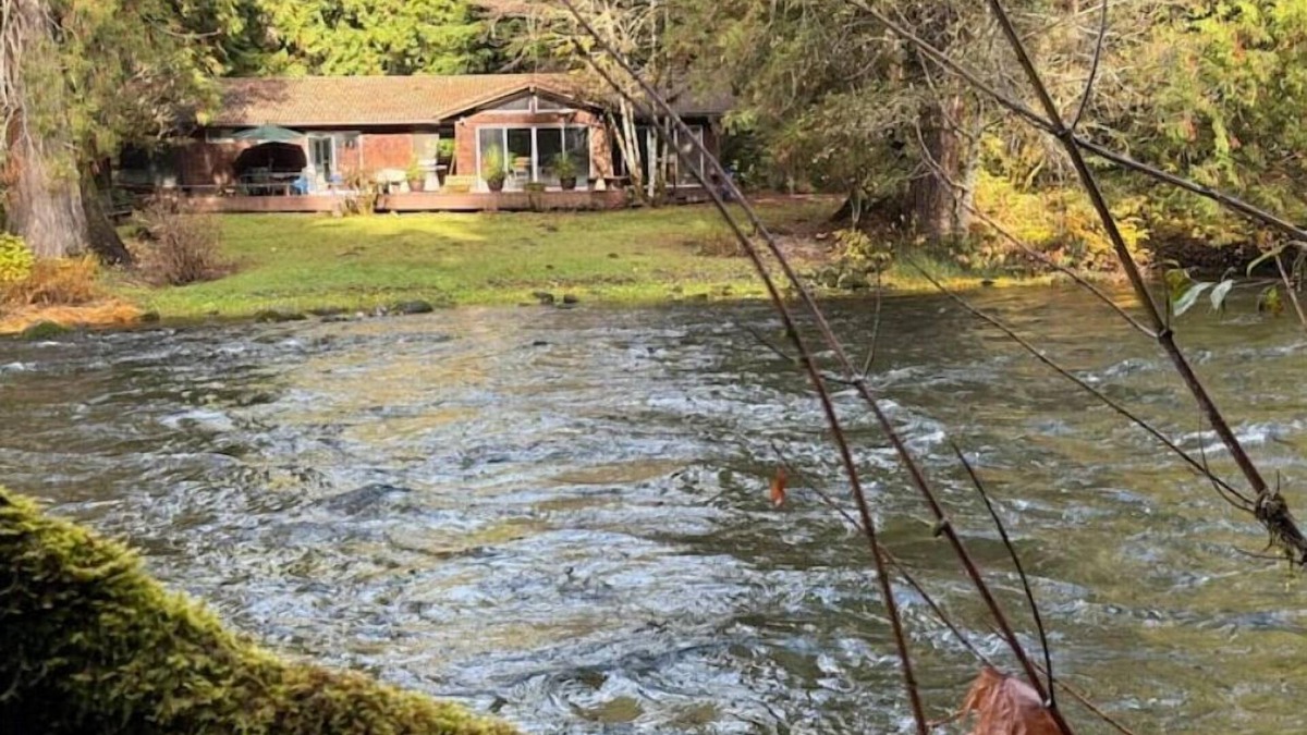 Blue River House | Right on the McKenzie - Pickleball Court