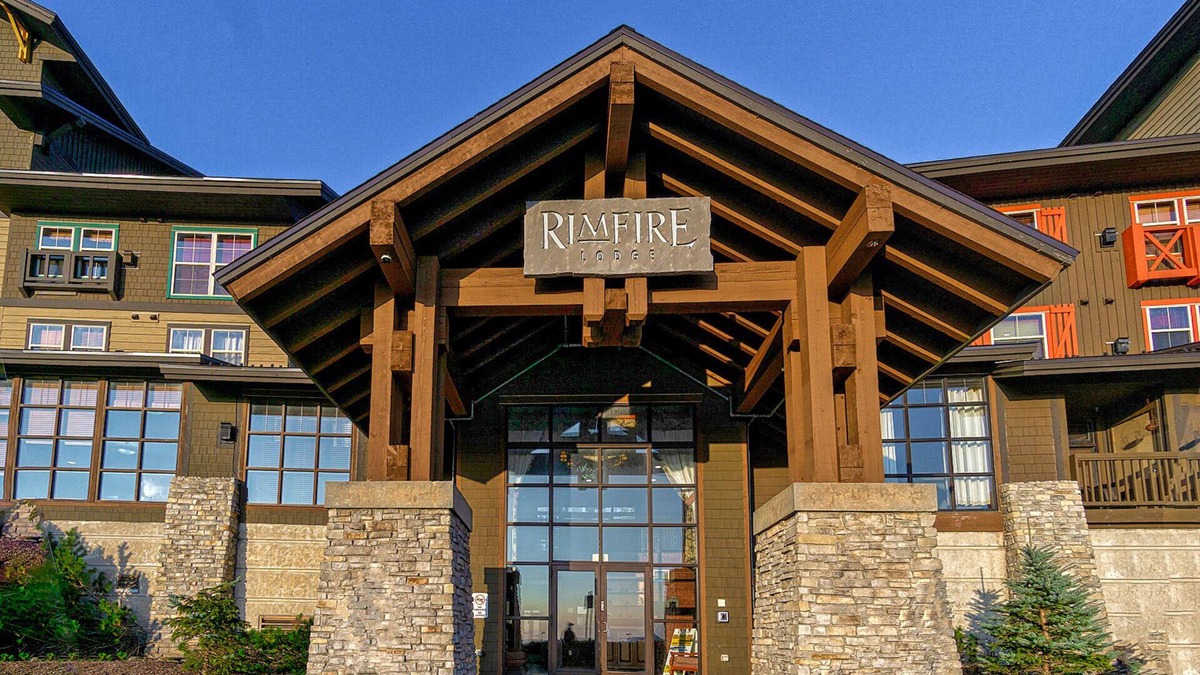 Hawthorne Valley Condo | Rimfire 406: Slope Side, Large open studio full kitchen and high ceilings Western facing view