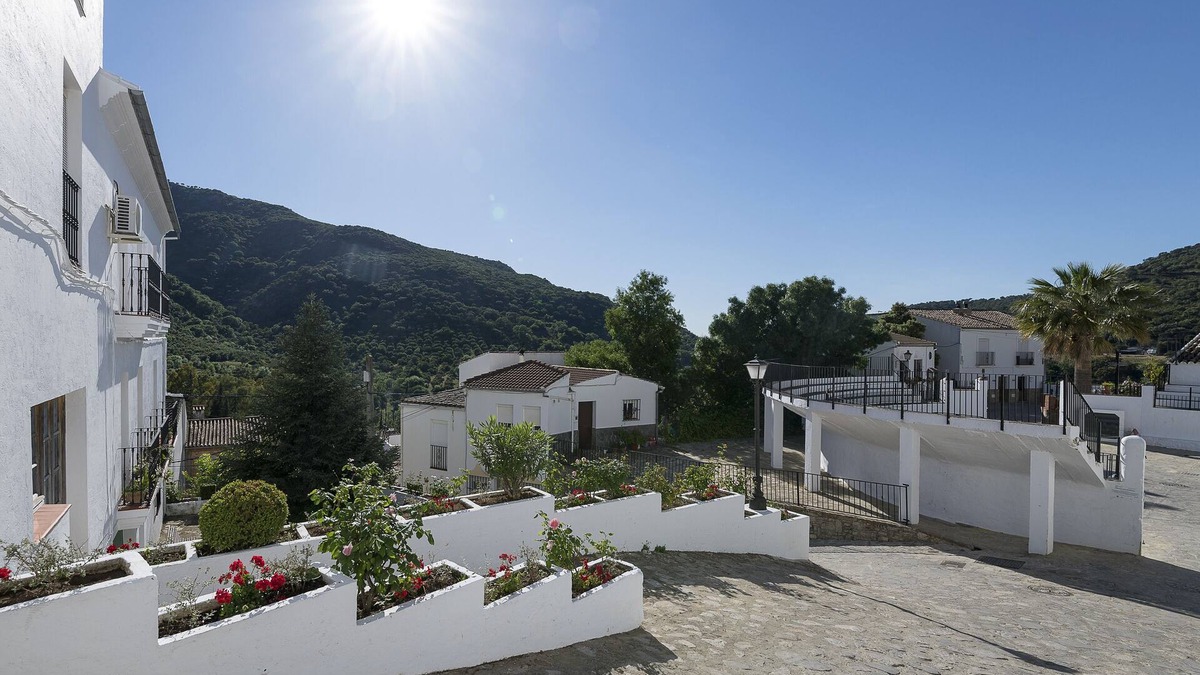 Benamahoma House | RINCON DE LOS DESEOS - Charming apartment with nice patio and Free WiFi