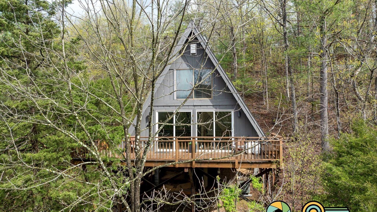 Basye Ski Chalet | Ripper's Retreat - Ski slope views and short walk to Resort