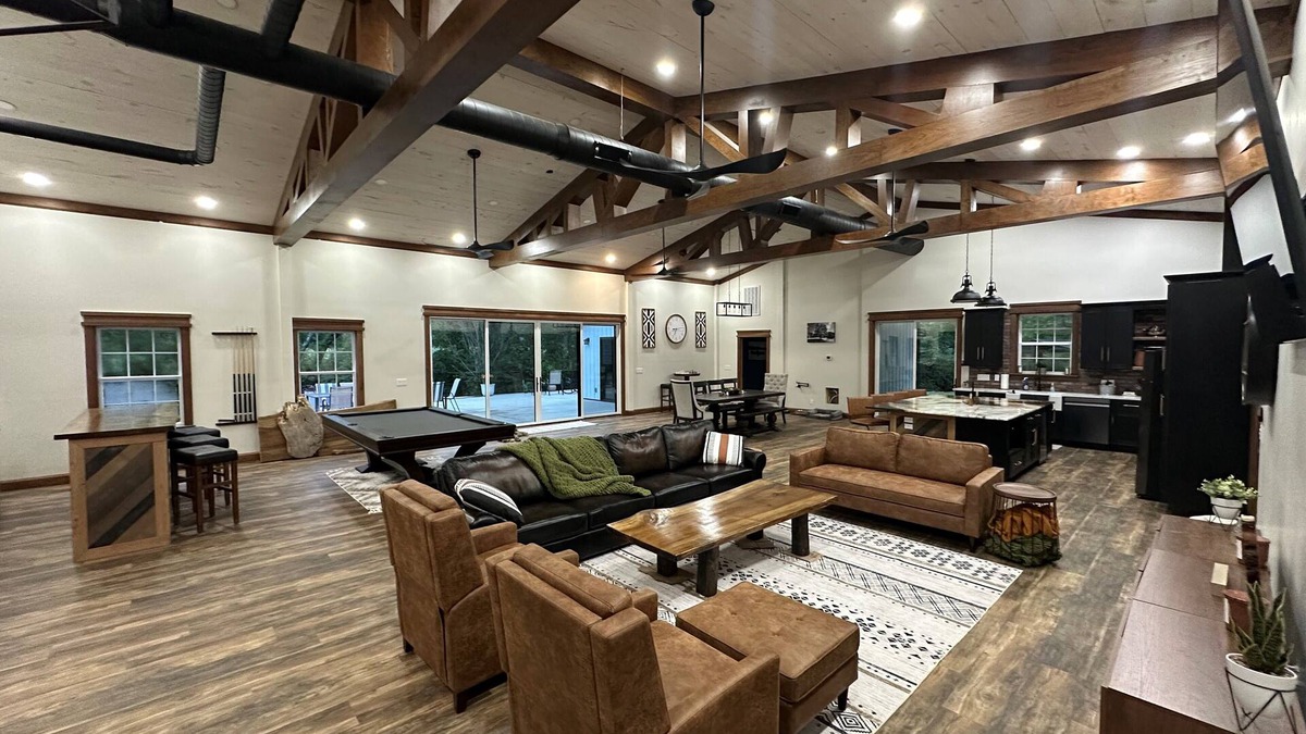 Horse Shoe House | Rippling Waters! 3 BD 2.5 BA Riverfront Home, 8 min. from airport. Sleeps 11.