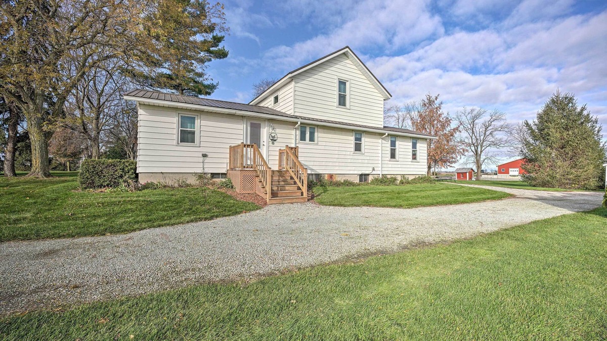 Goshen House | 'Rise and Shine Farm' in Goshen w/BBQ & Fire Pit!