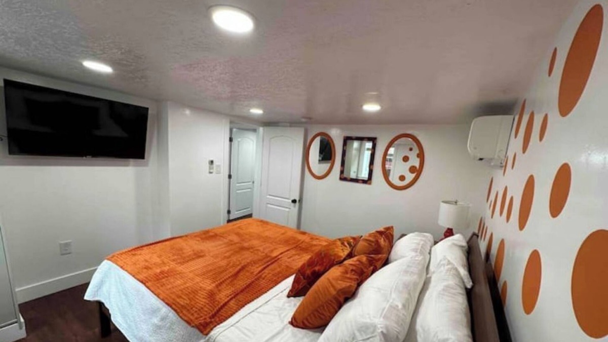 South Salt Lake Cottage | Rise&Shine- Mid Mod Entire House Hot Tub, Fire Pit