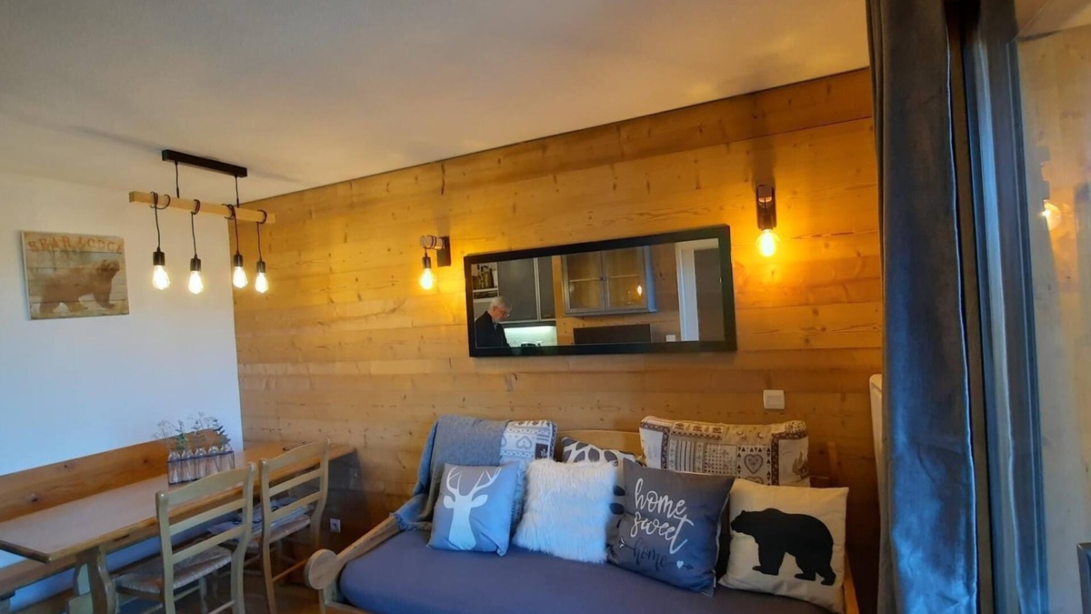 Risoul Apartment | RISOUL 1850 - 4-5 people - ski in ski out - Appt with WIFI and balcony