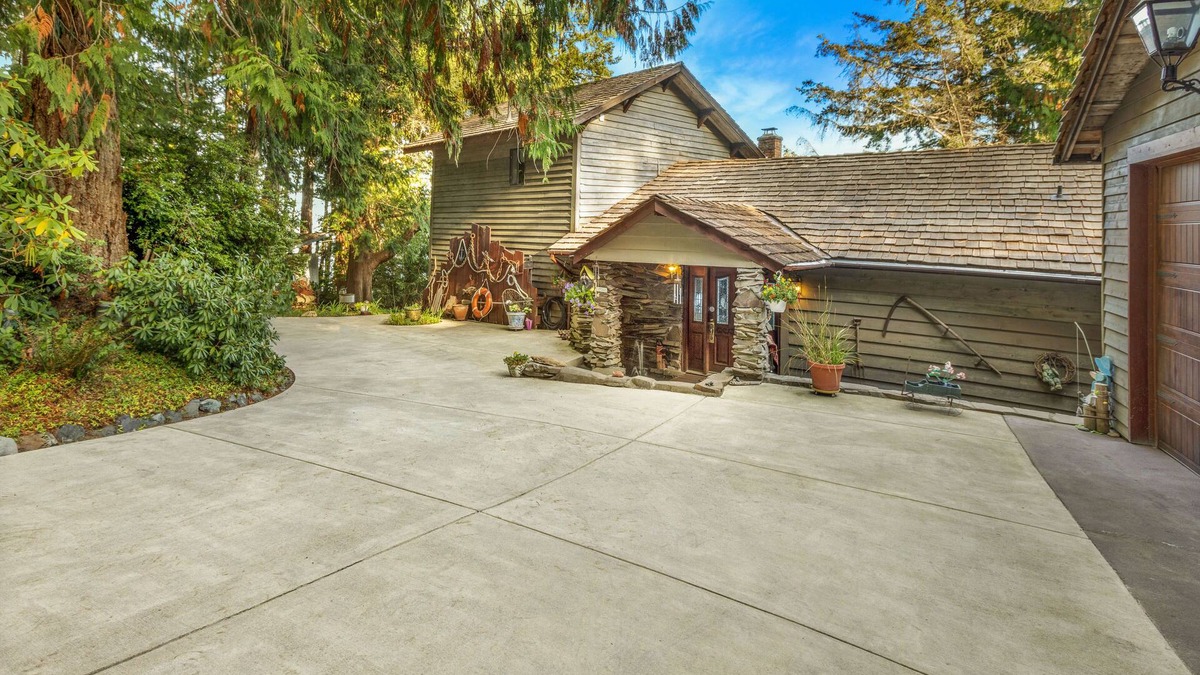 Brinnon House | Rita's Lodge - Stunning Waterfront Canal Getaway