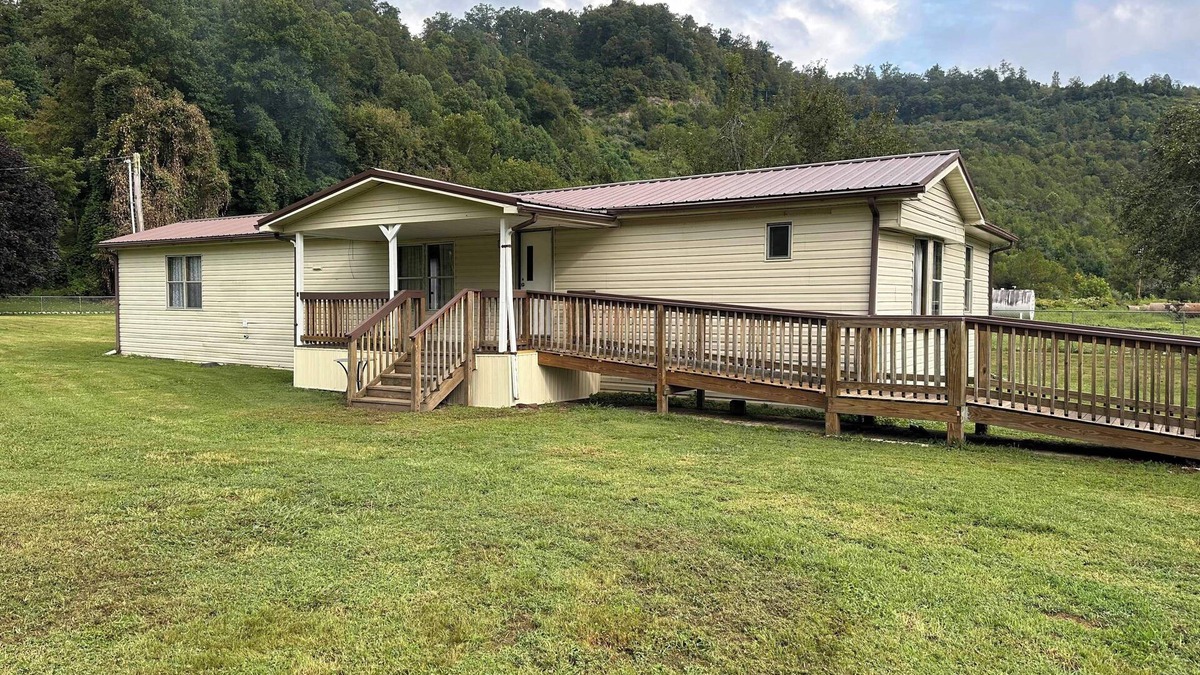 Cornettsville House | Ritter Lumber Yard. 4BR mobile home in Cornettsville, KY