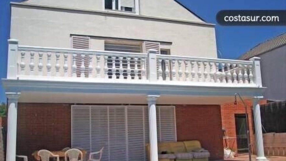 Rivas-Vaciamadrid Ski Chalet | Rivas Villa with covered pool and large garden