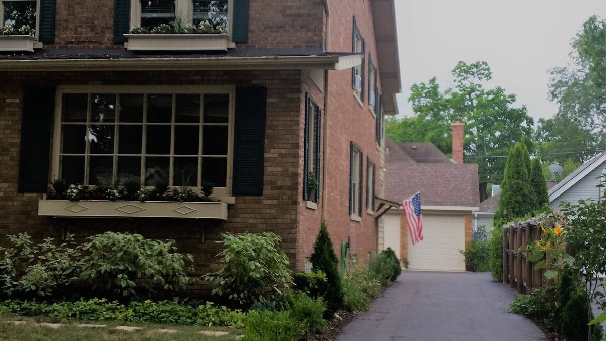 Lake Bluff Apartment | Rivendell is a historic duplex home.