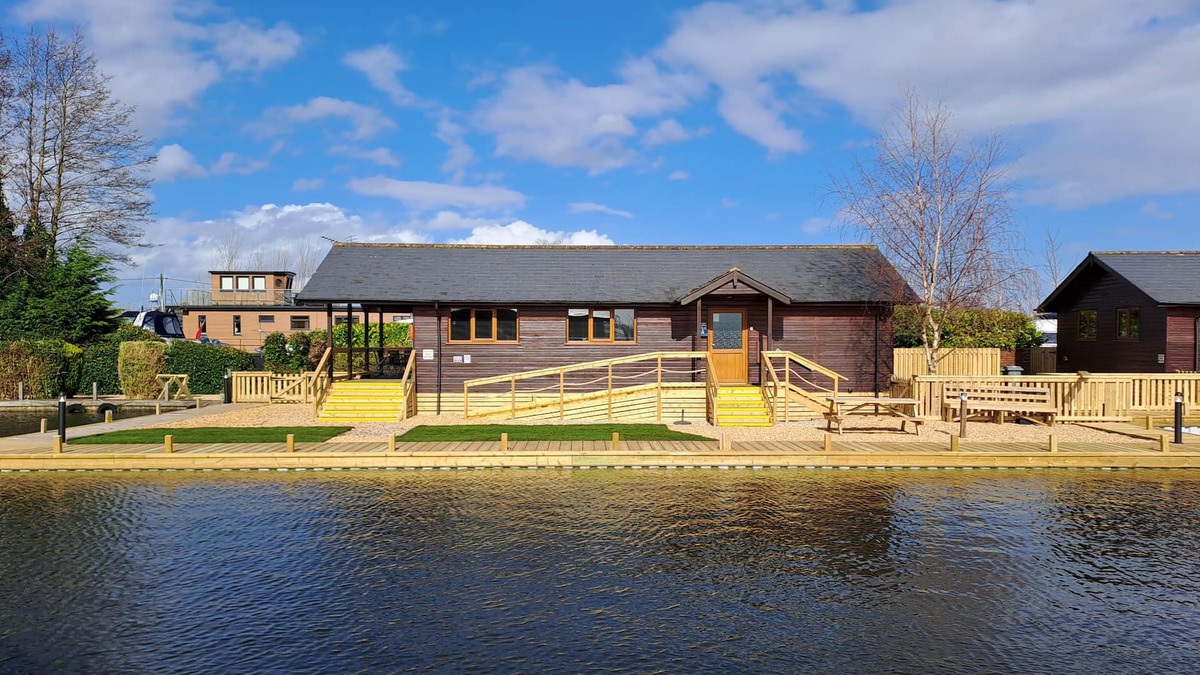 Brundall Cabin | River Breeze - Waterside, Norfolk Broads, sleeps 6 in 3 bedrooms