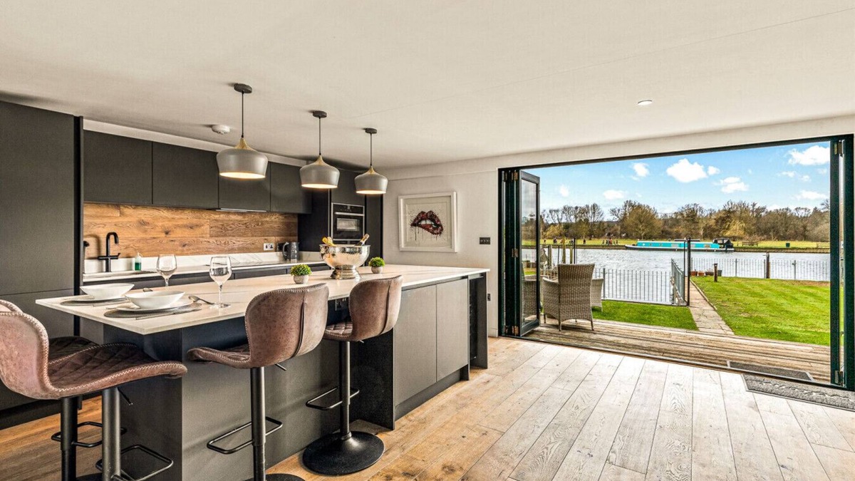 Henley Cabin | River Cabin - Hot tub, pet friendly, Mooring