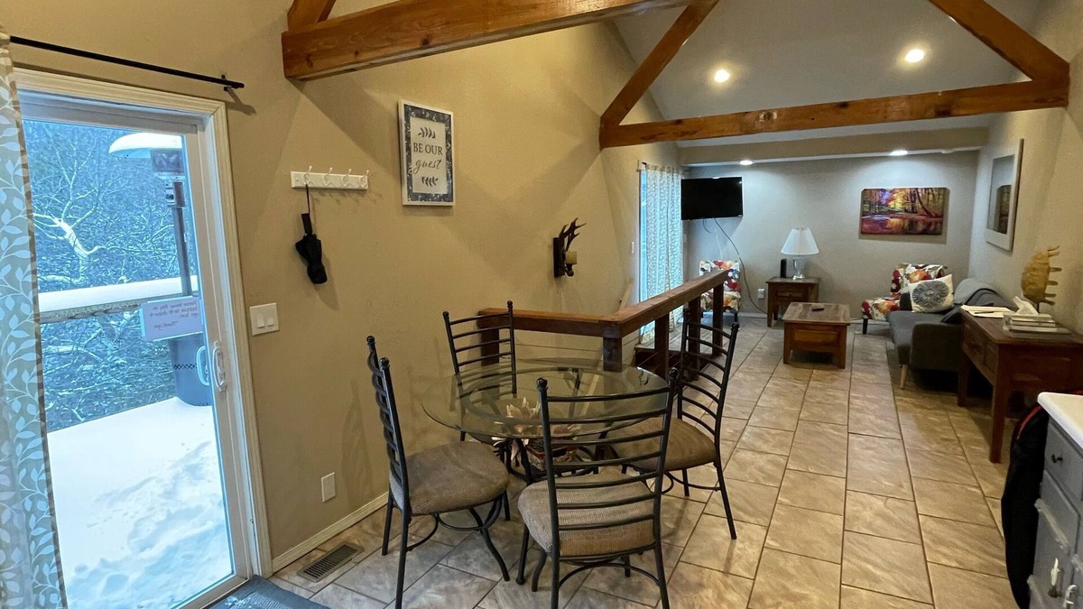Brookline Station Cabin | River cabin w access. close to town. 35 foot deck