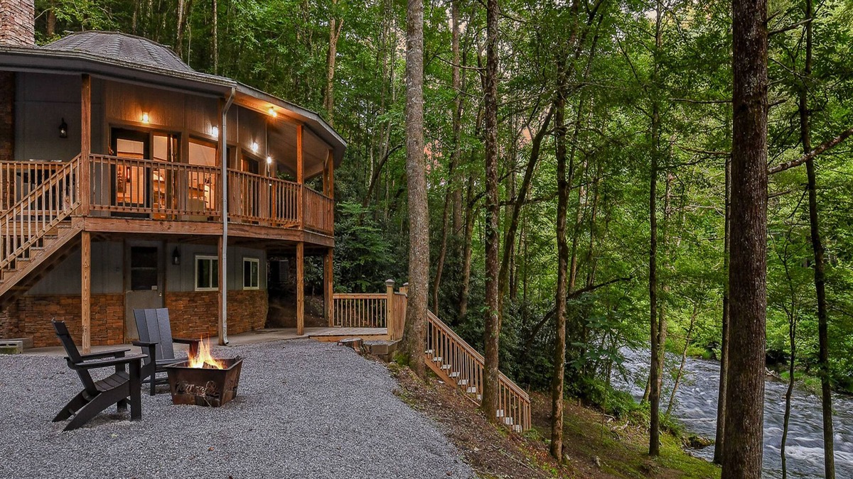 Townsend House | River Dreams: Pet Friendly, Free Attraction Tickets, Creek Views & Access, Firepit