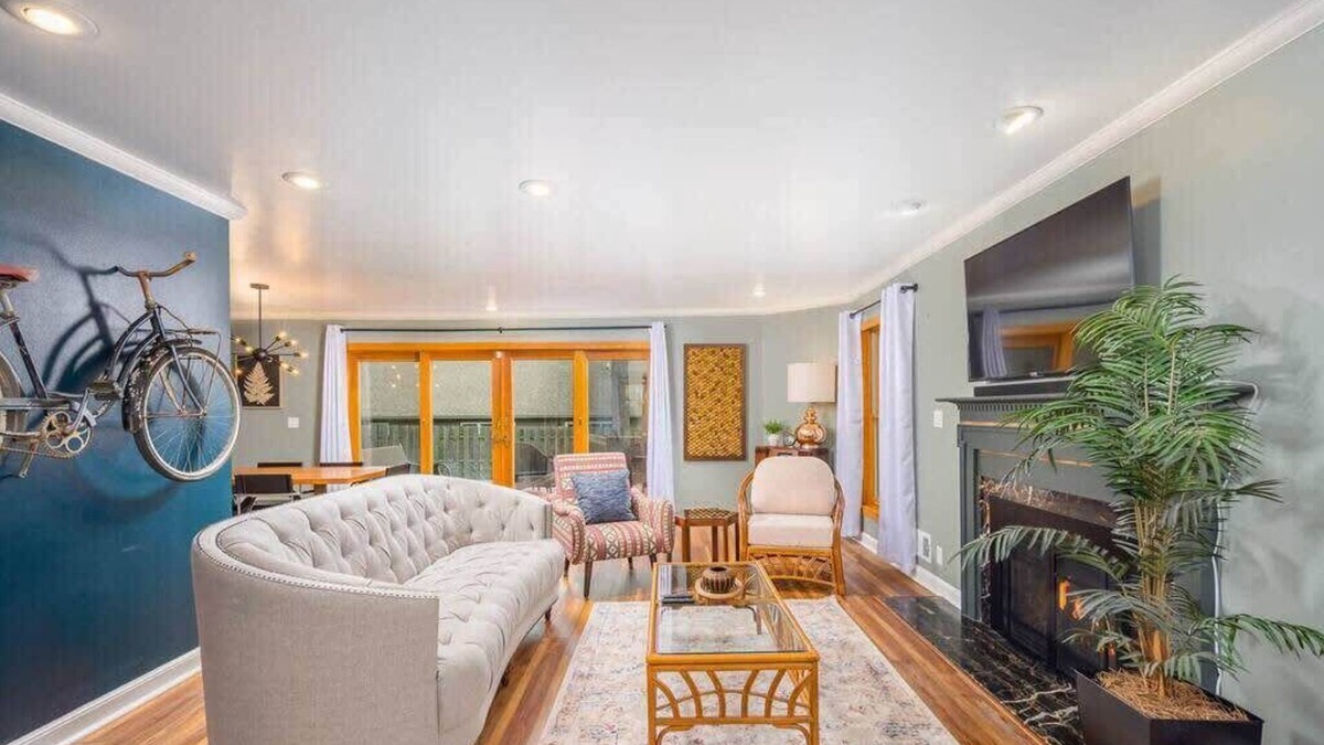 Appleton House | River Drive Retreat: Family Fun & Relaxation