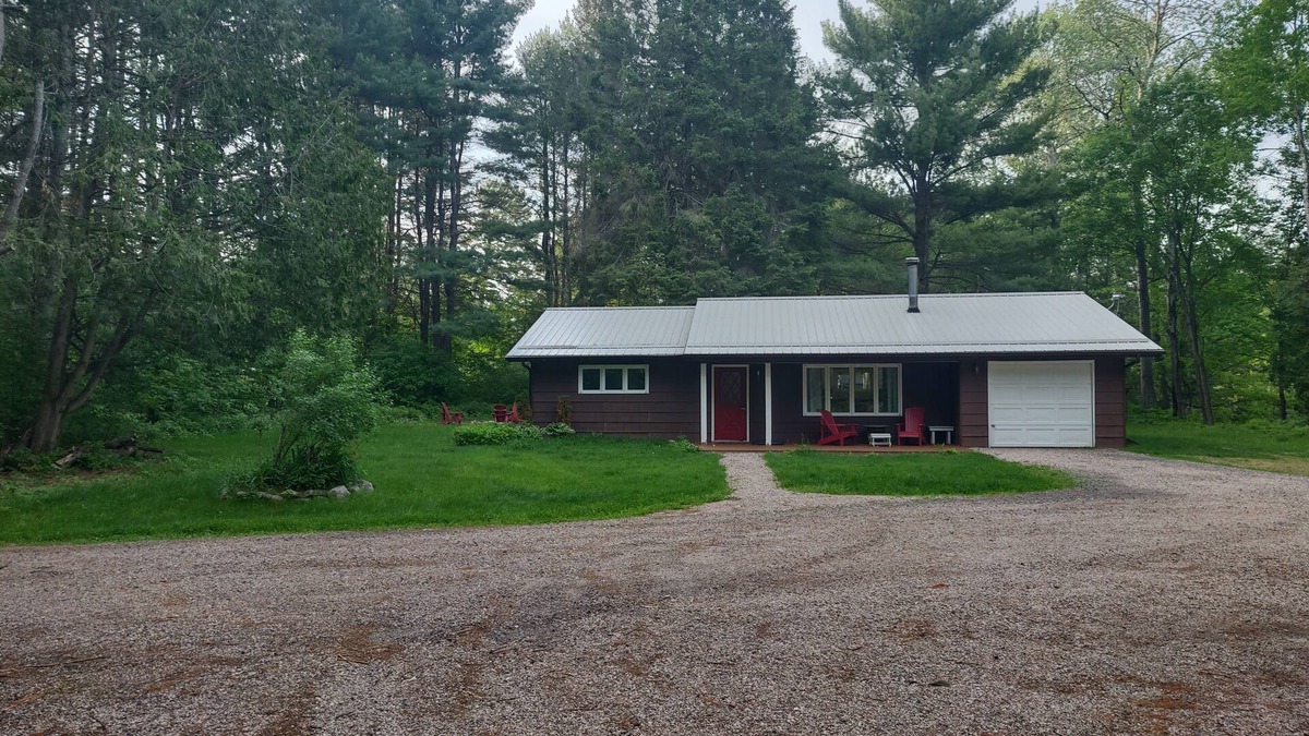 Nipissing House | River front 4 season cottage with 2.5 acre serenity with mature trees around