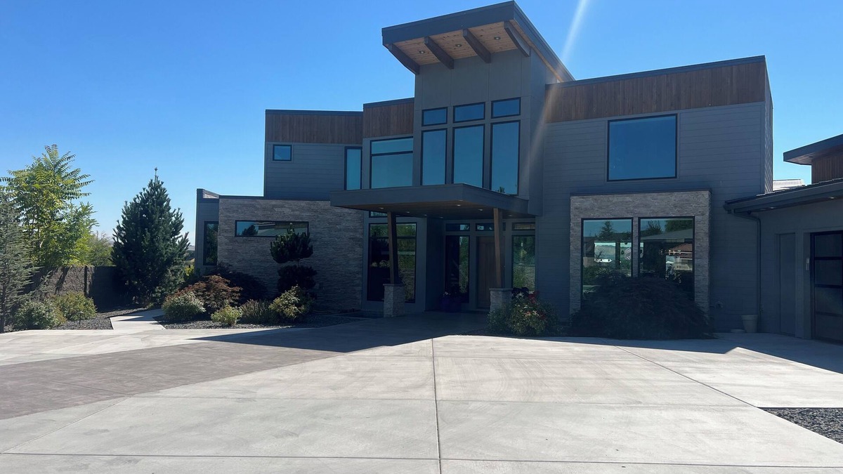 Tri-Cities House | River Front Property with Boat Dock, basketball court BBQ and View