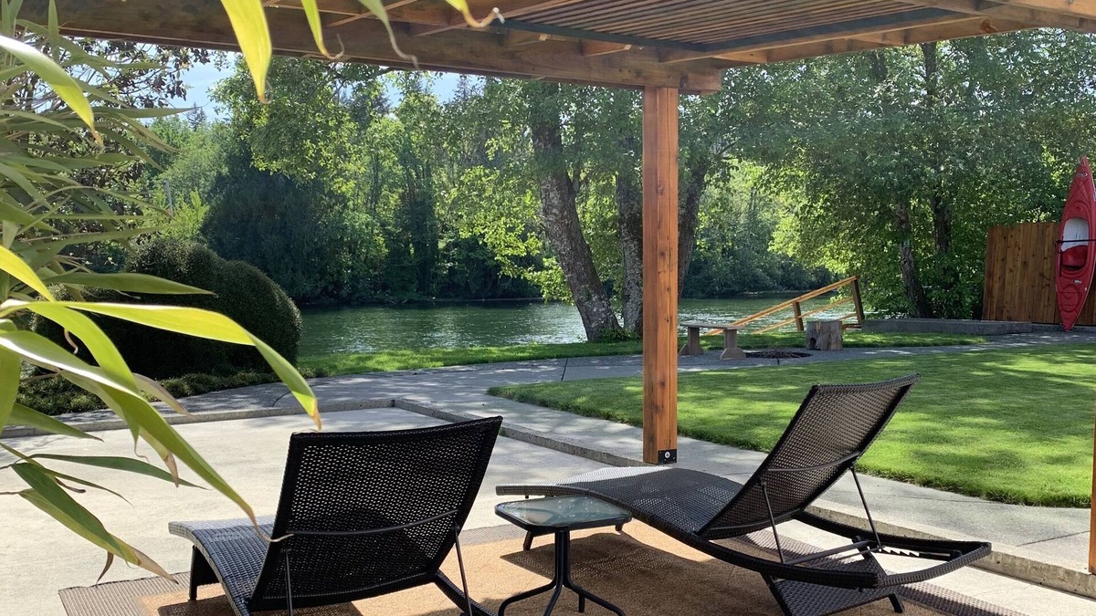 Port Alberni House | River front retreat